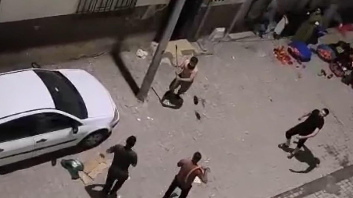 Şanlıurfa’da aynı sokakta oturan iki grup birbirine girdi: Taş, sopa, hortum ve terlikler havada uçuştu