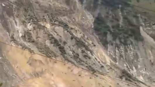 Şiddetli yağışlar sonrasında dağın nehre çökmesi büyük paniğe yol açtı