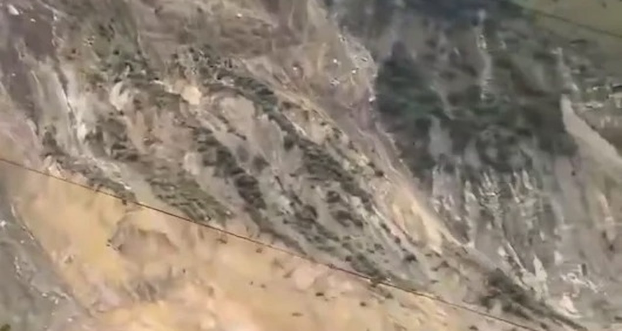 Şiddetli yağışlar sonrasında dağın nehre çökmesi büyük paniğe yol açtı