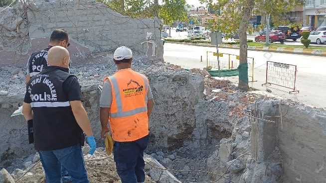 Okul binasının yıkımı sırasında kafatası ve kemik par&ccedil;aları bulundu