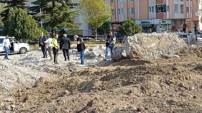 Okul binasının yıkımı sırasında kafatası ve kemik parçaları bulundu