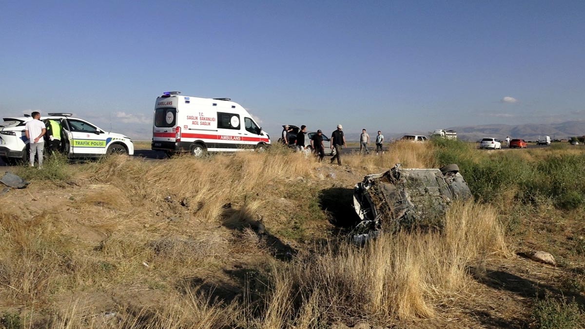 Kayseri’de otomobil şarampole devrildi: 3 yaralı