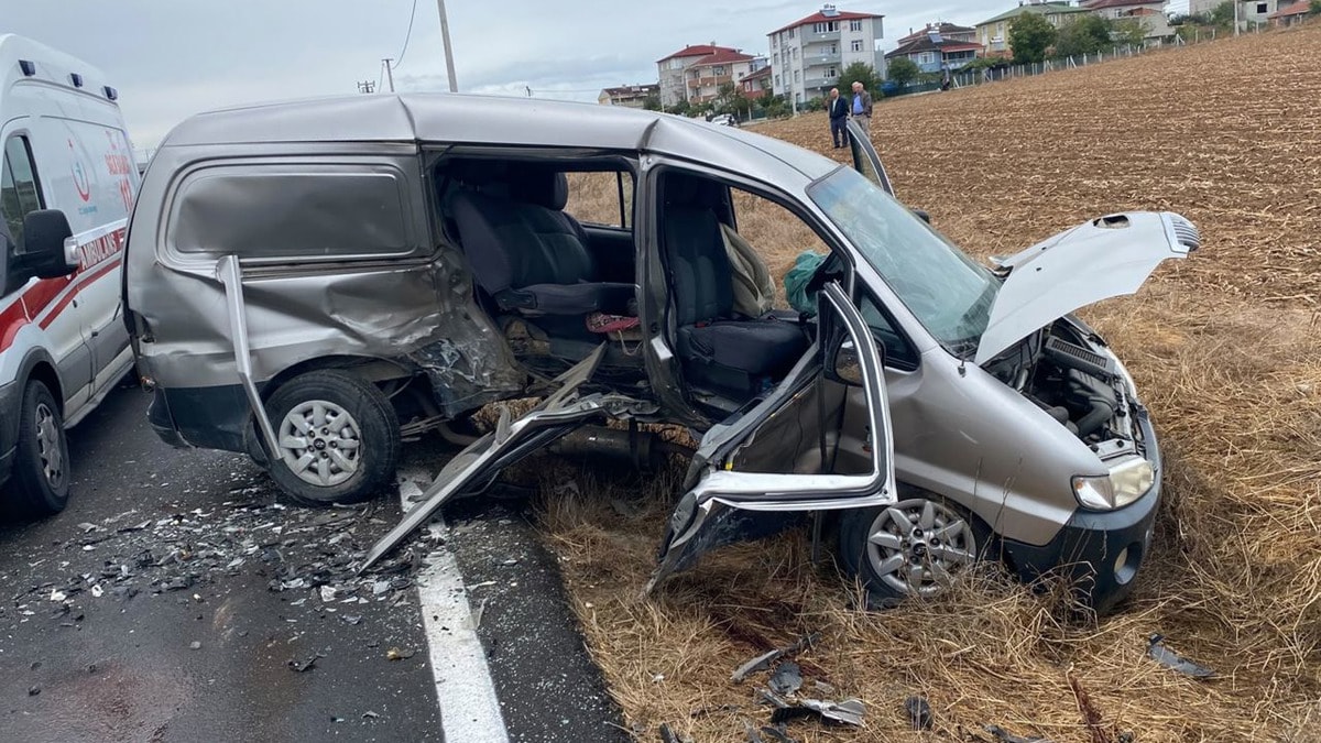 Otomobille minibüs çarpıştı: 6 yaralı