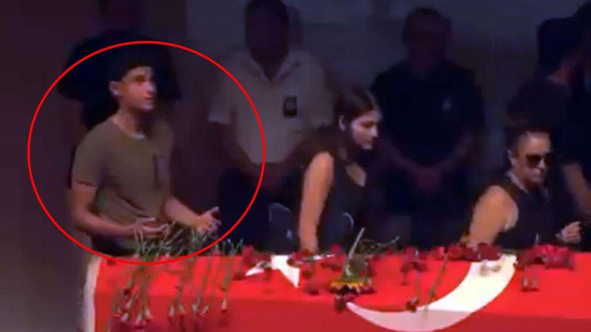 Cenazede herkes geçip giderken bir tek o elini açtı! O genç kim?