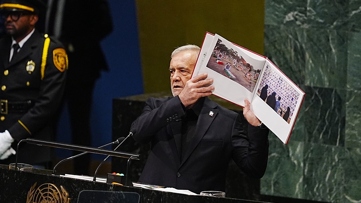İran cumhurbaşkanı fotoğrafları gösterdi: ABD heyeti salonu terk etti