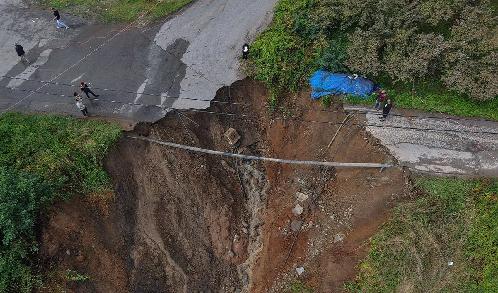 Trabzon'da yol çöktü: 2 kişi yaralandı