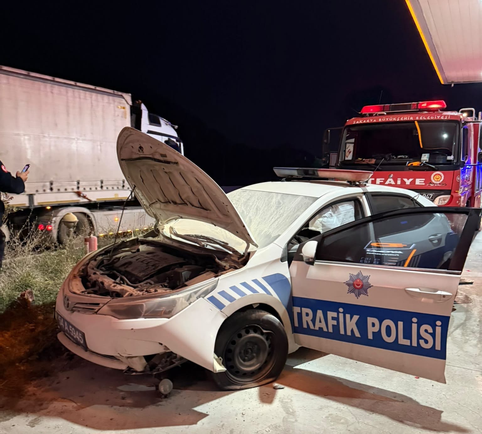Sakarya’da gece yarısı korkutan kaza! TIR radar aracına çarpıp kamyona savruldu