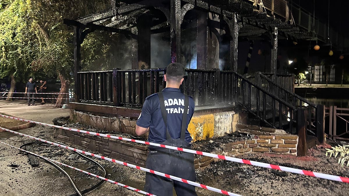 Seyhan Nehri üzerindeki asma yaya köprüsünde yangın