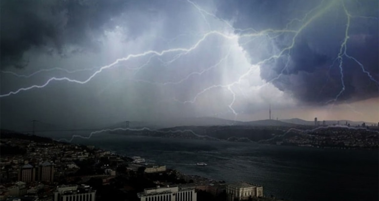 İstanbul'da sağanak: Yol çöktü, toprak kaydı, bina tahliye edildi