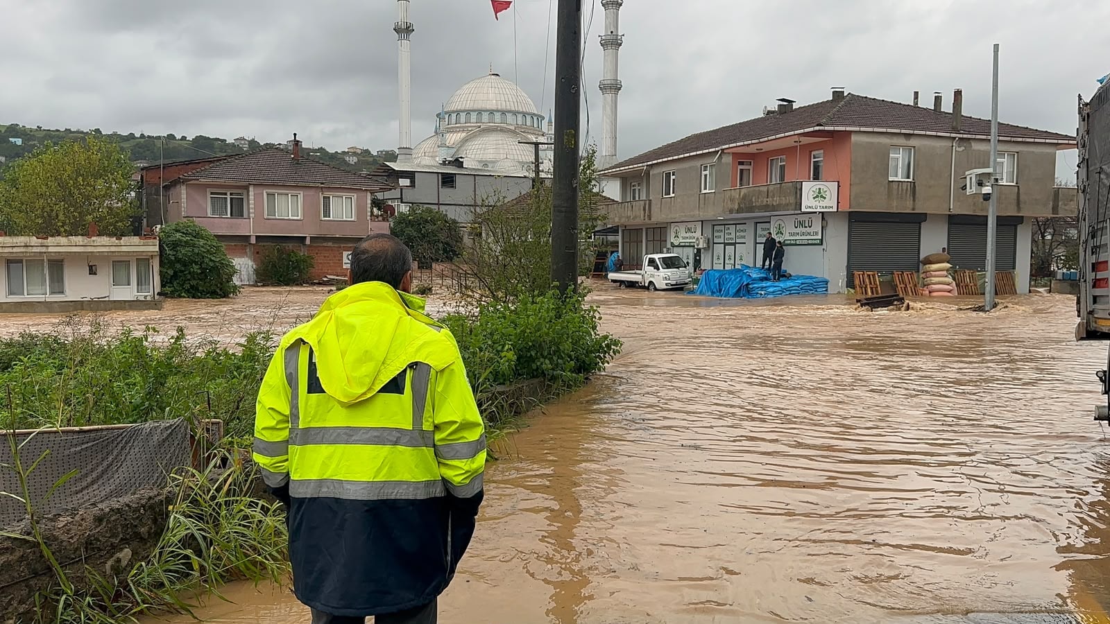 Şiddetli sağanak sonucu dere taştı, ev ve iş yerlerini su bastı