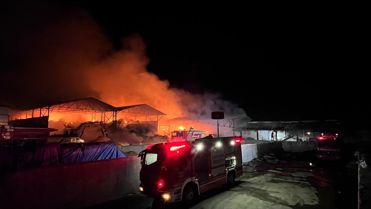 Saman deposundaki yangın ekipleri harekete geçirdi
