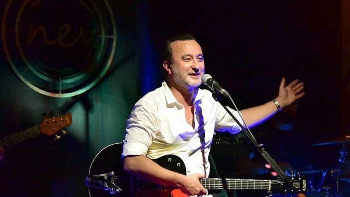 Ünlü şarkıcıdan hayranlarını üzen haber! Yoğun bakıma kaldırıldı