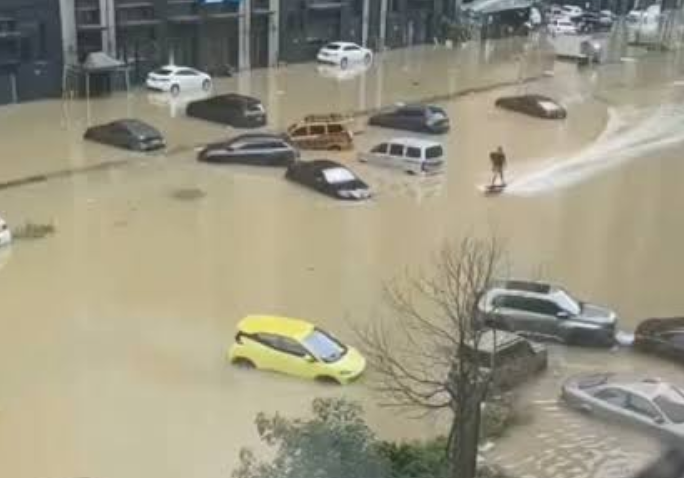 Dev tayfun ülkeyi etkisi altına aldı: Kasabalar, kentler tek tek boşaltılıyor