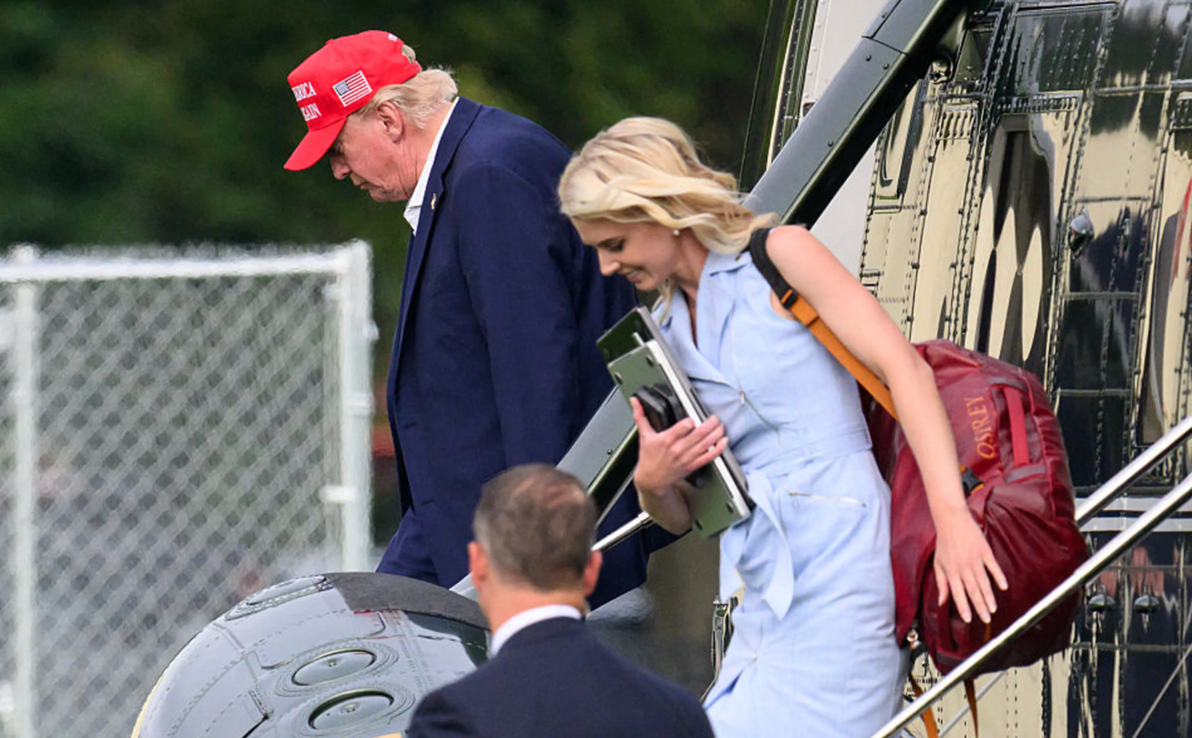 Trump'tan Melaine'yi kıskançlık krizine sokan sarışın yardımcısına 45 bin dolarlık hediye