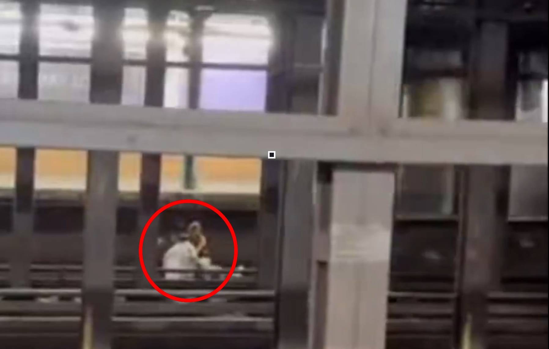 Dünya bu gizemli ölümü konuşuyor: Rayların üzerine oturup treni beklediler