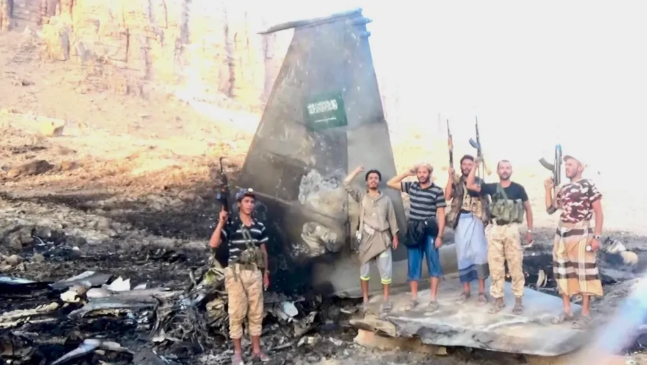 Husiler yok ettikleri F-15'in enkazının önünde fotoğraf çektirdi