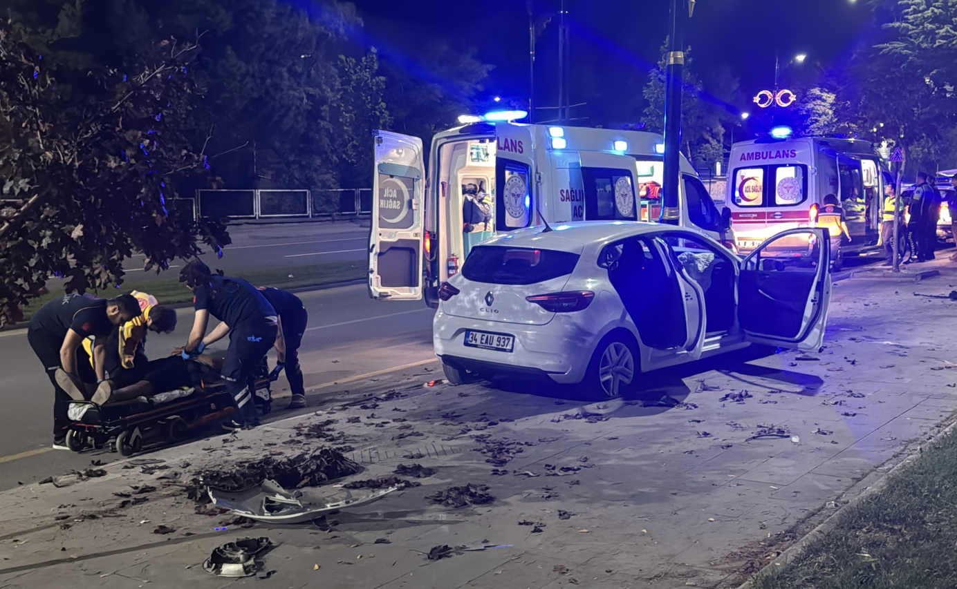 Aydınlatma direğine çarpan otomobildeki 3 kişi yaralandı