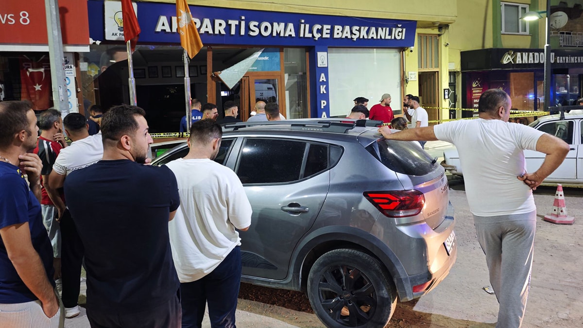Freni tutmayan araç AKP binasına girdi