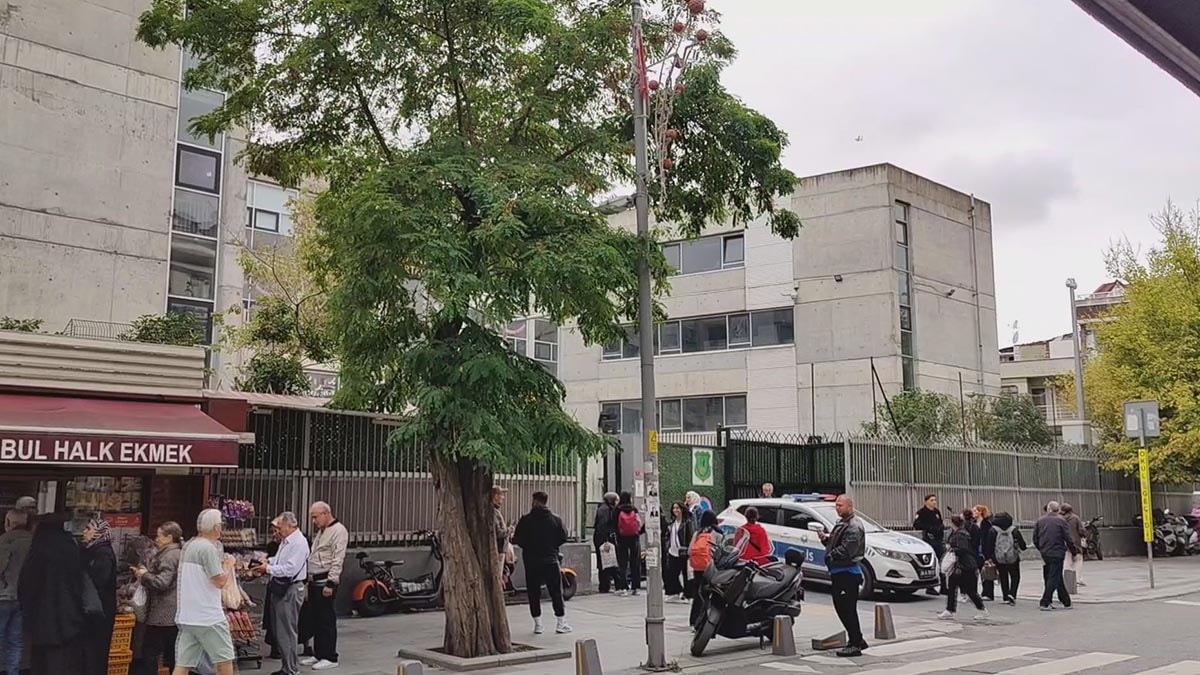Bayrampaşa’da polisten kaçan şüpheliler tabancayı 12 yaşındaki çocuklara verdi