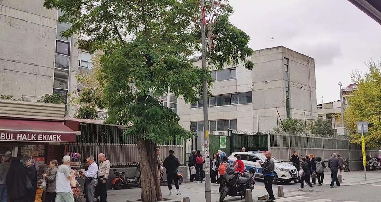 Bayrampaşa’da polisten kaçan şüpheliler tabancayı 12 yaşındaki çocuklara verdi