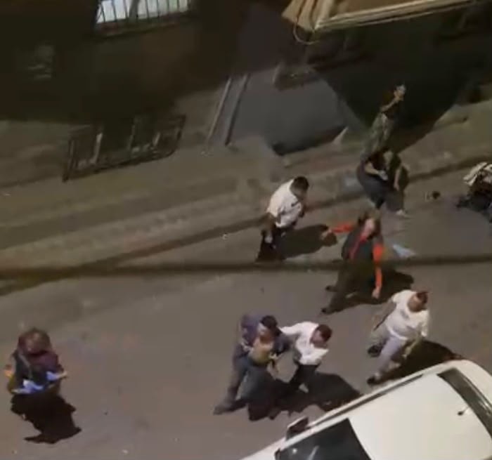 Akraba kavgası sokağa taştı! Kadına yumruk attı, bebek arabasını fırlattı