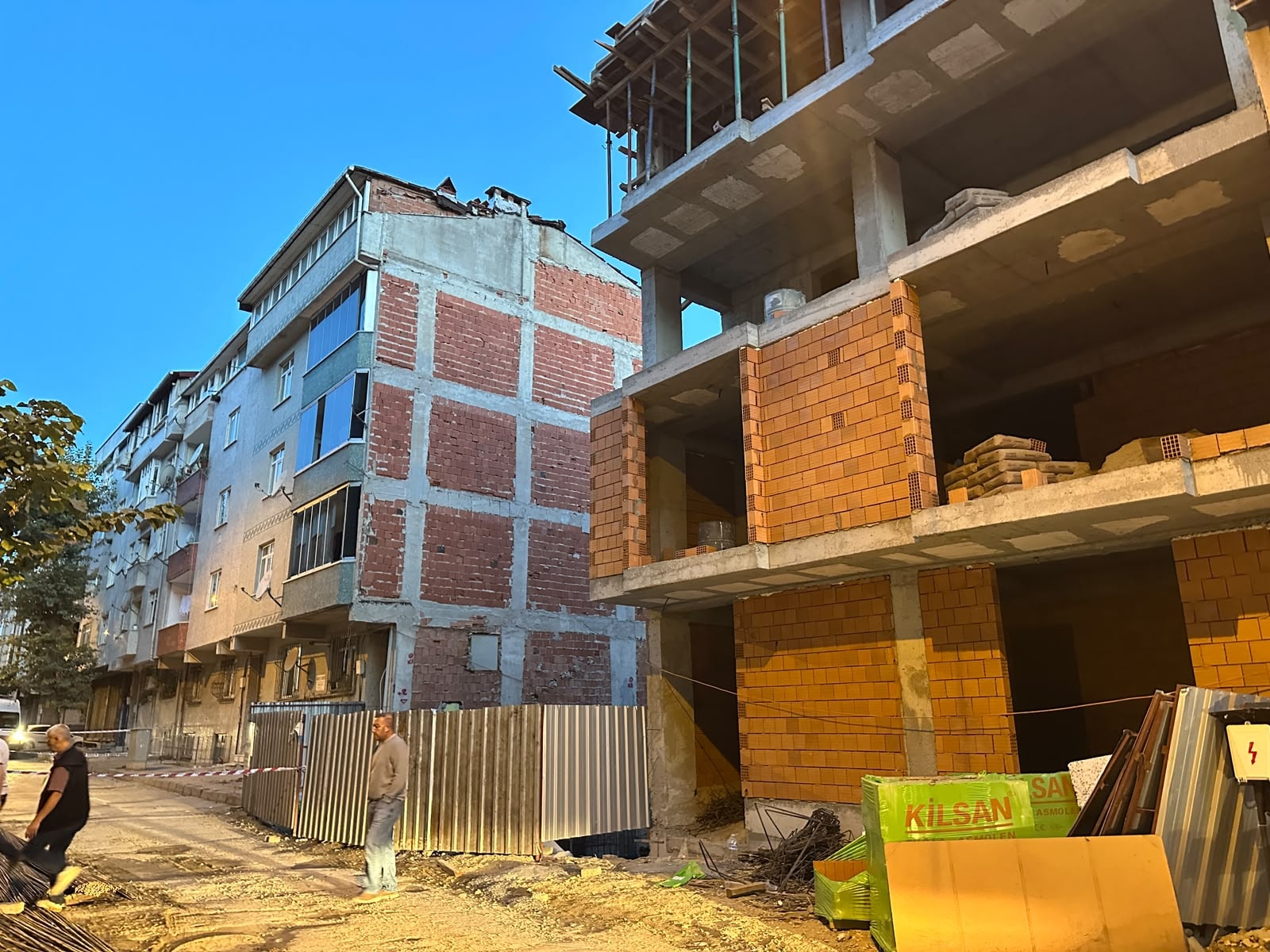 İstanbul'da kolonlarından ses gelen iki bina apar topar boşaltıldı