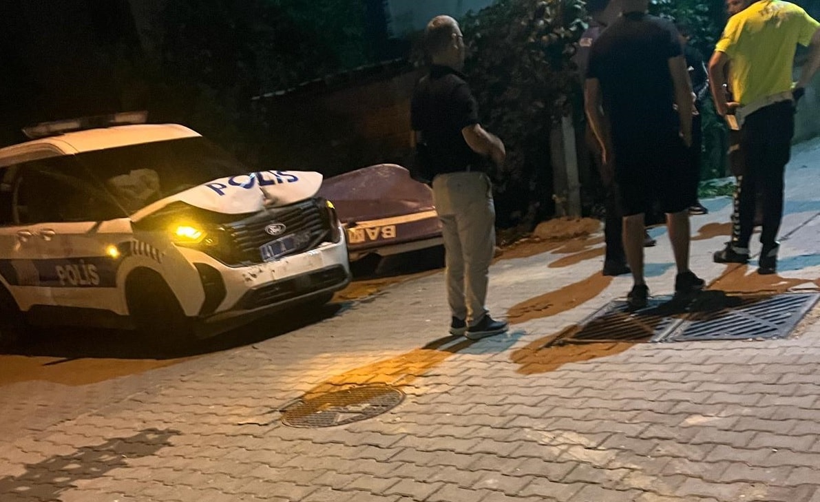Polisin 'dur' ihtarına uymadılar: Kocaeli'deki takipte ekip aracı kaza yaptı!