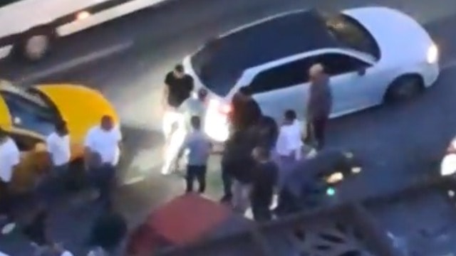 S&uuml;r&uuml;c&uuml;lerin kavgası trafiği alt&uuml;st etti