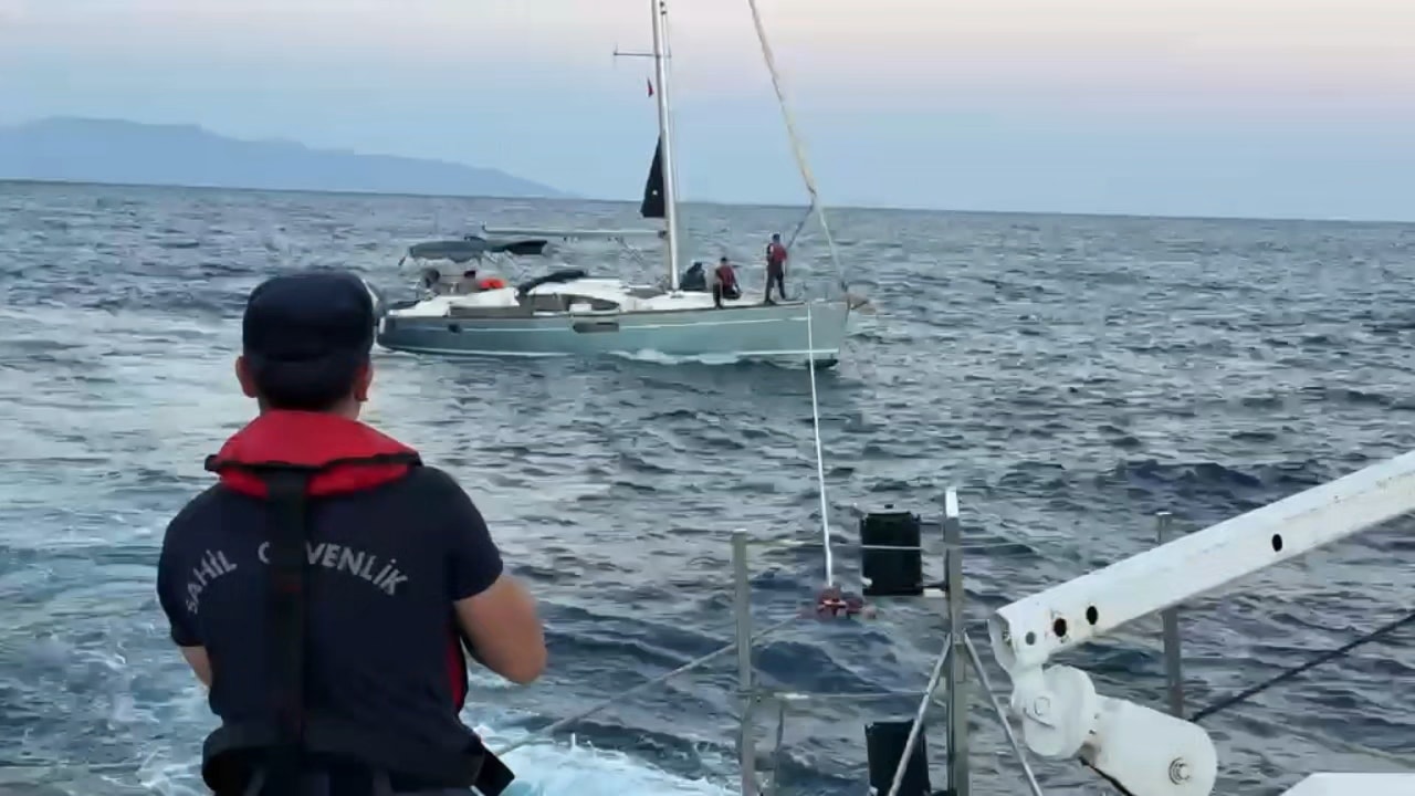 Antalya'da denizde yelkenli sürüklendi; Sahil güvenlik kurtardı