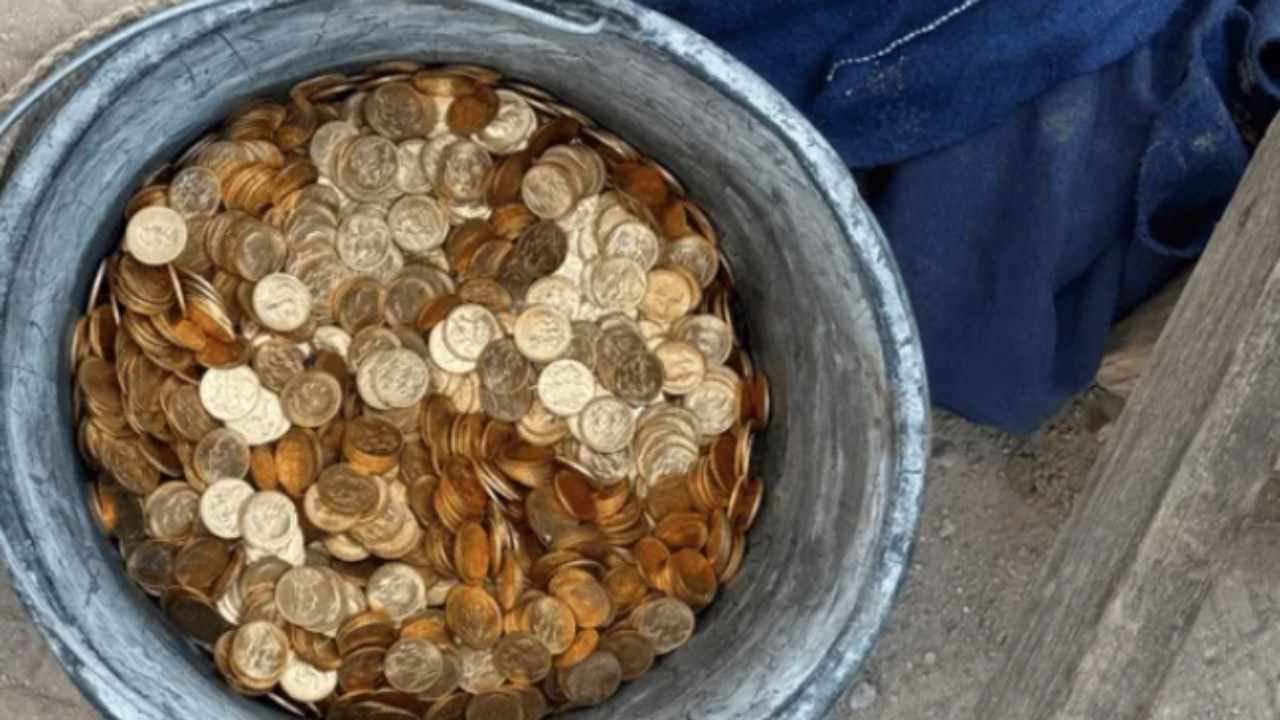 Tarlada yürürken 2 bin 150 adet gümüş hazine buldu