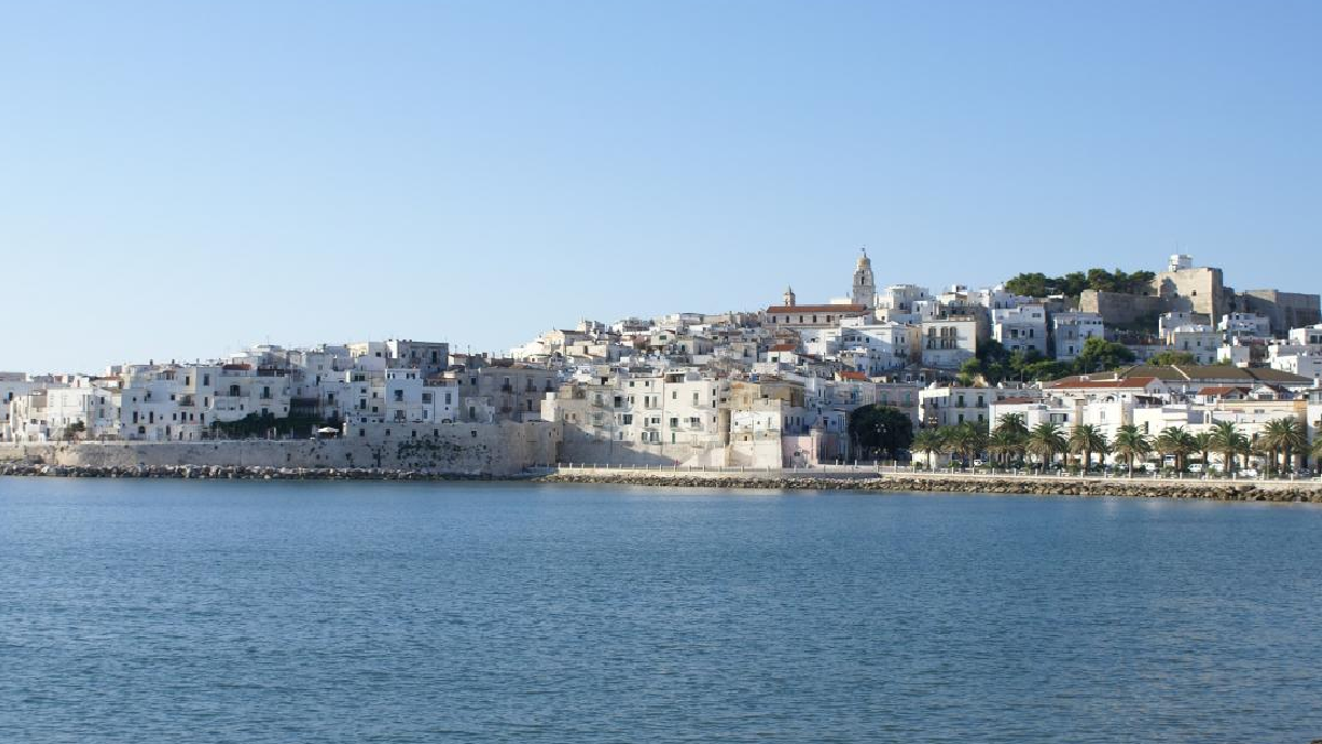 Tatil cennetinde turistler için yerel halkı evlerinden çıkarıyorlar