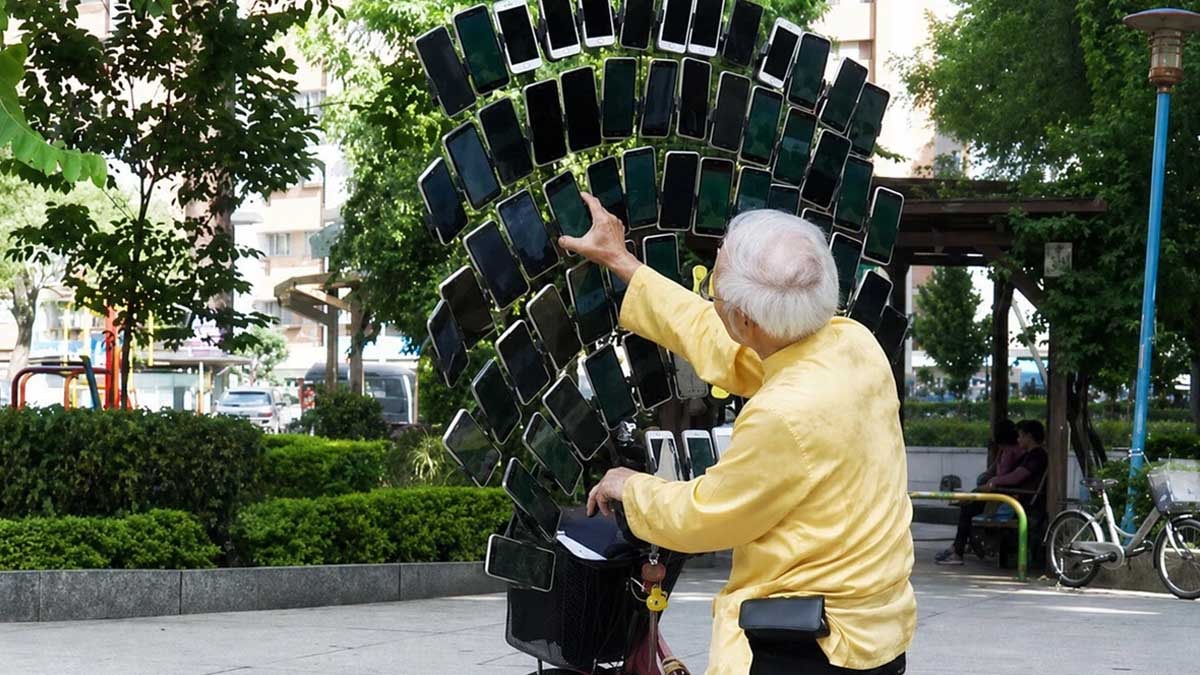 Torunuyla parka gitti, hayatı değişti: Bisikletine tam 70 telefon bağlayıp dünya çapında bir efsaneye dönüştü