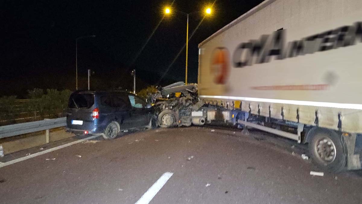 Bursa’da 2 TIR ve hafif ticari araç çarpıştı: 1 ölü, 7 yaralı