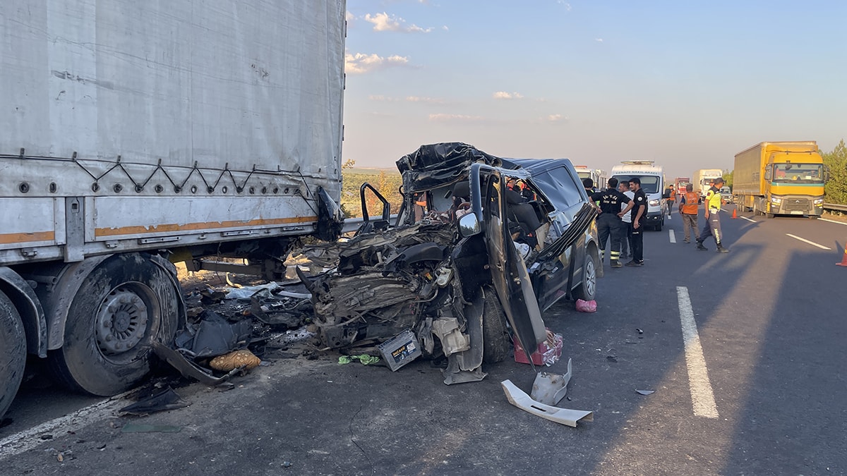 Minibüs park halindeki tıra çarptı: 2 ölü, 2 yaralı