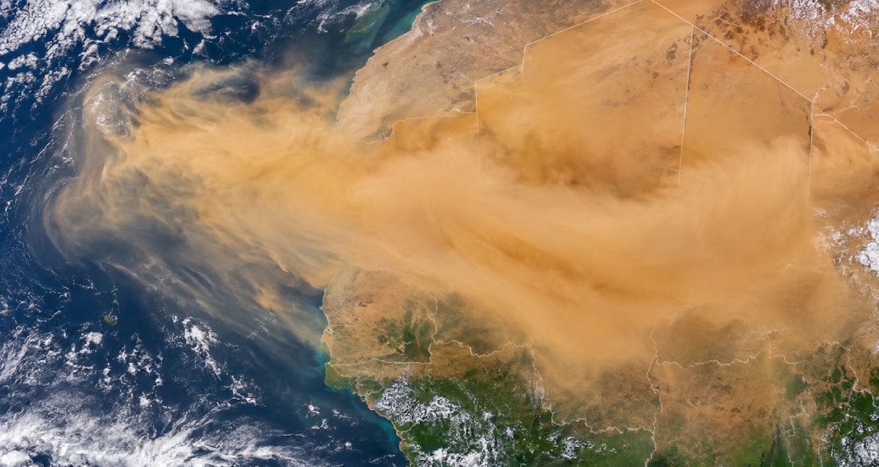 NASA uydu görüntülerini paylaştı: Ülkenin üzerini dev toz bulutu kapladı