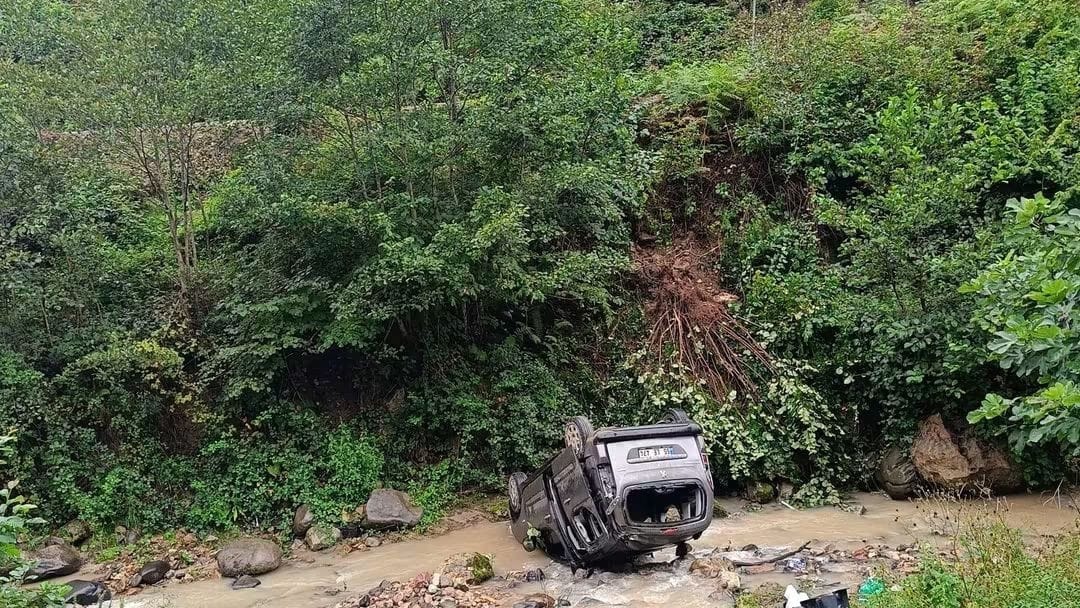 Kayganlaşan yolda kontrolden çıkan araç dereye uçtu; 3'ü ağır, 5 yaralı