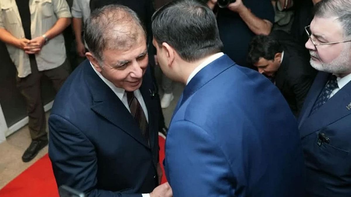 Cemil Tugay, sergiye katılan AKP'li ismi kapıda karşıladı