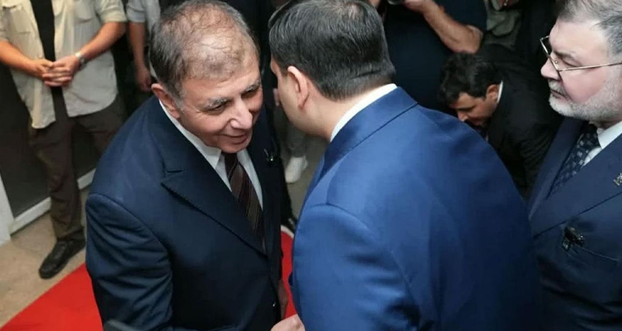 Cemil Tugay, sergiye katılan AKP'li ismi kapıda karşıladı