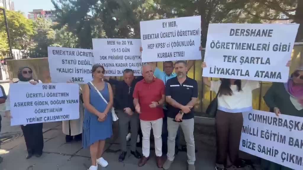 Ücretli öğretmenler MEB'in önünde toplandı: Haklarımızı helal etmiyoruz