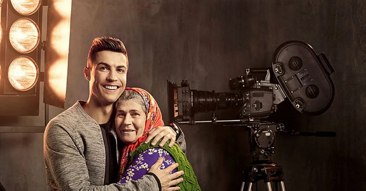 Cristiano Ronaldo ile reklamda oynayan Ümmiye Koçak’tan yeni oyun: ‘Anne, Elimi Bırakma’