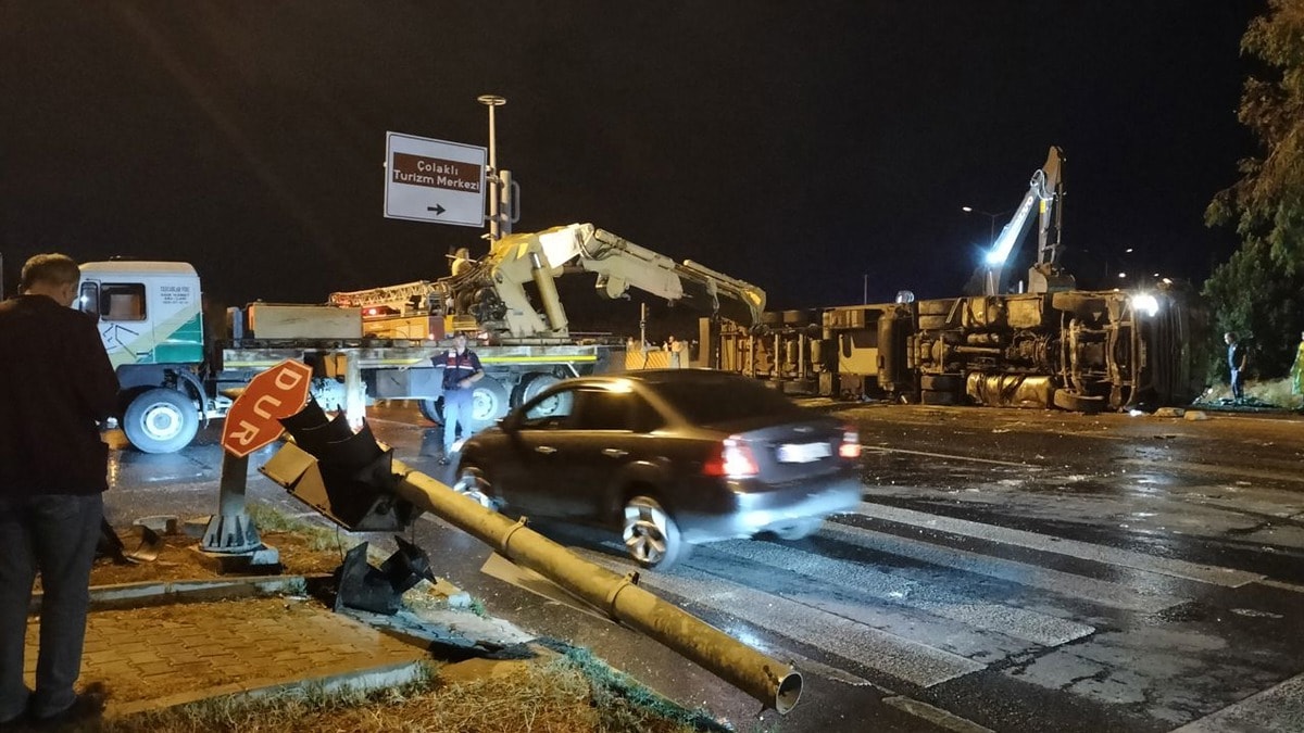 Üzerine tır devrilen 2 kadın hayatını kaybetti