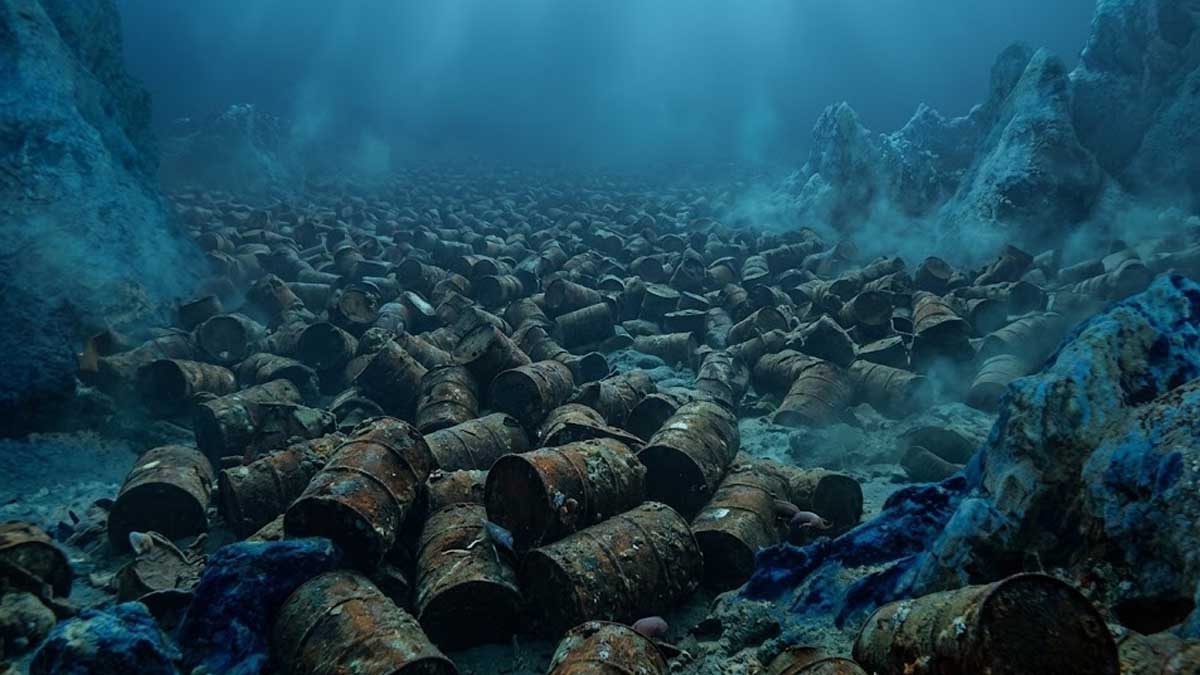 200 bin adet varili denizin dibine bıraktılar