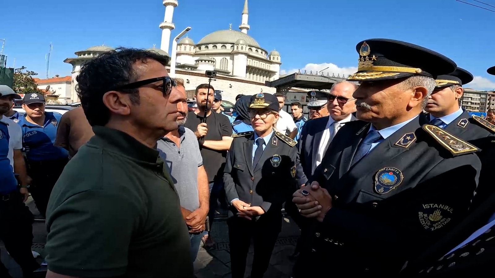 İstanbul’un göbeğinde garip uygulama.... İBB zabıtalarına İstiklal’de polis engeli