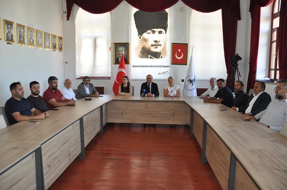 Akşehir Belediyesi’nde dikkat çeken istifa: Başkan ve 14 meclis üyesi CHP’den ayrıldı