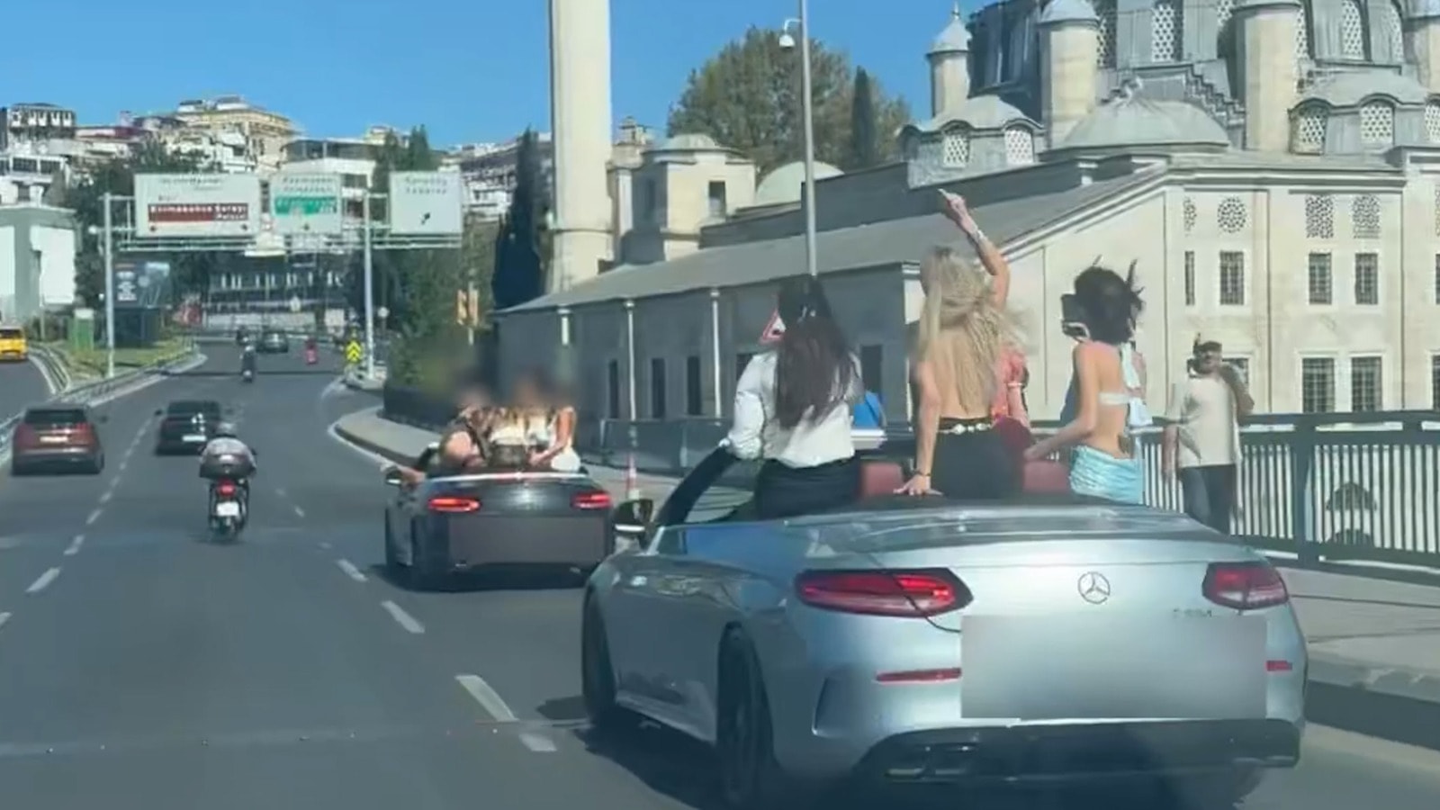 Sosyal medyadaki o görüntüler emniyeti harekete geçirdi: Üstü açık araçtakilere ceza yağdı!