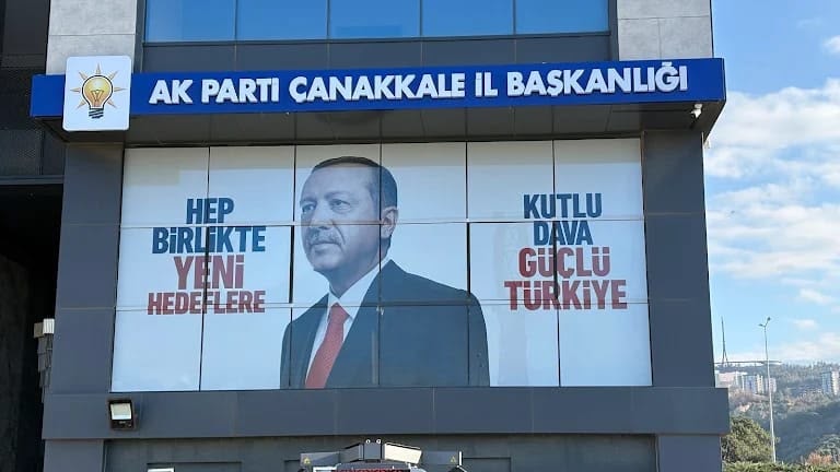 AKP Çanakkale’de skandal: Parti yöneticileri üyeyi dövdü