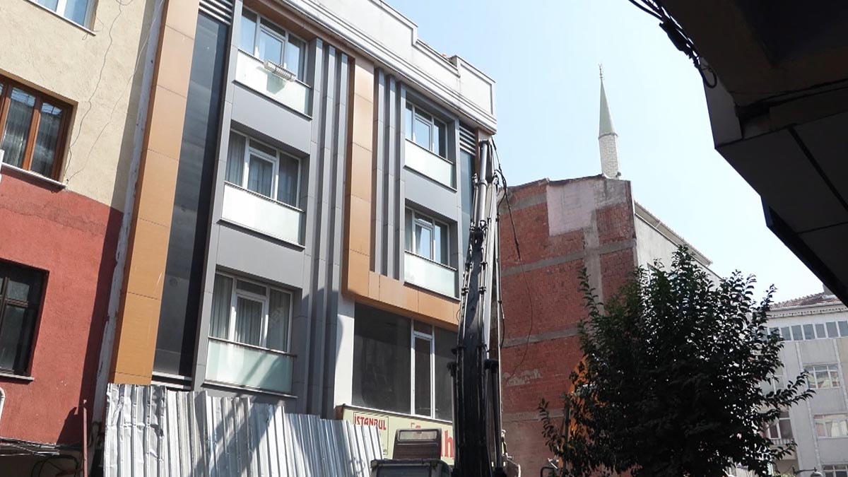 Kentsel dönüşüm yıkımı sırasında facianın eşiğinden dönüldü