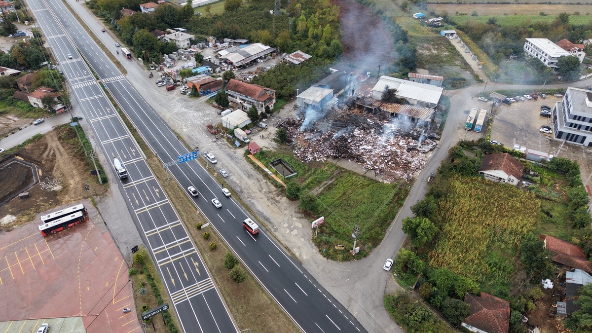 Yanan kapı fabrikasındaki hasar dronla görüntülendi