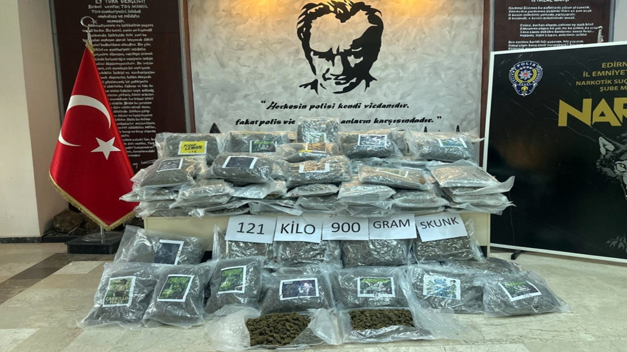 Hamzabeyli’de TIR’da 121 kilo 900 gram skunk yakalandı