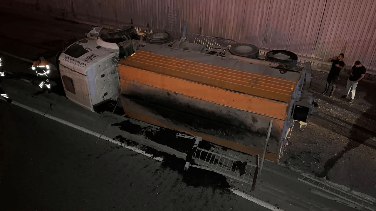 Avcılar'da asfalt kamyonu alt geçide düştü: Sürücü yaralandı, yol trafiğe kapatıldı!